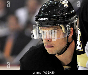 Pittsburgh Penguins center Tyler Kennedy (48) attempts to bring the ...