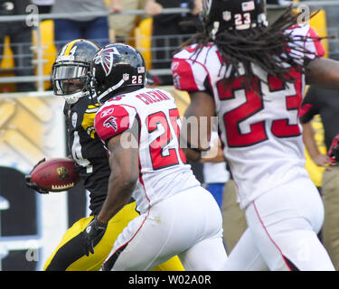 Pittsburgh Steelers Troy Polamalu walks off the field after the Steelers  loss to the Giants 21-14, at Heinz Field in Pittsburgh, Pennsylvania on  October 26, 2008. (UPI Photo/Stephen Gross Stock Photo - Alamy