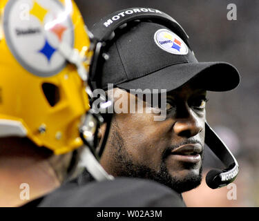 New England Patriots quarterback Tom Brady runs off the field following the  39-26 win over the Pittsburgh Steelers at Heinz Field in Pittsburgh,  Pennsylvania on November 14, 2010. UPI/Archie Carpenter Stock Photo - Alamy