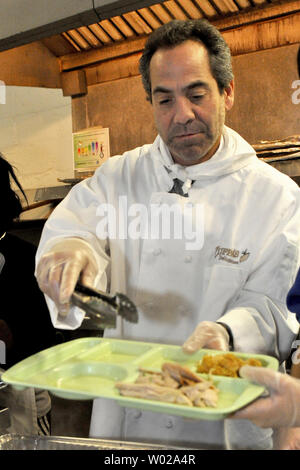 Senfield S Soup Nazi Larry Thomas Volunteers At The Jubilee Soup