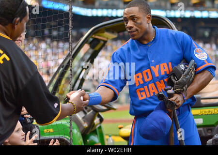 New York Mets Curtis Granderson signs autographs following the 5-3