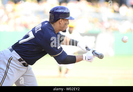 Milwaukee Brewers center fielder Carlos Gomez (27) lays down a