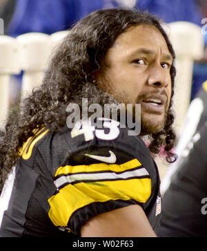 Pittsburgh Steelers strong safety Troy Polamalu (43) watches the replay on  his recovery of a Houston Texans fumble in the fourth quarter of the  Steelers 30-23 winat Heinz Field in Pittsburgh on October 20, 2014.  UPI/Archie Carpenter Stock Photo - Alamy