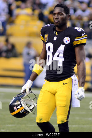 Pittsburgh Steelers wide receiver Antonio Brown (84) returns to the Steelers  sidelines during a timeout in the fourth quater of the Saints 35-32 win  over the Pittsburgh Steelers at Heinz Field in