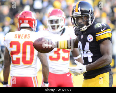 Kansas City Chiefs cornerback Chris Lammons (29) breaks up a pass intended  for Washington Commanders wide receiver Dyami Brown during the second half  of an NFL preseason football game Saturday, Aug. 20