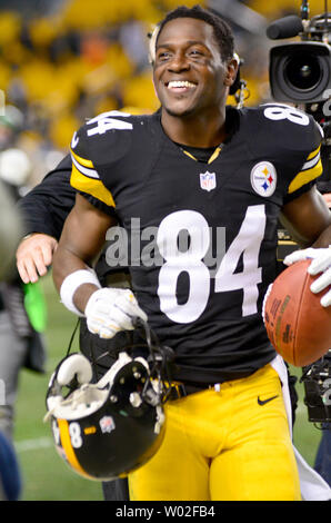 Pittsburgh Steelers wide receiver Antonio Brown (84) runs off the field all  smiles following the Steelers 27-17 win against the Cincinnati Bengals at  Heinz Field in Pittsburgh on December 28, 2014. Pittsburgh