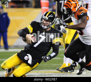 Cincinnati Bengals defensive end Wallace Gilberry warms up before an NFL  football game against the Chicago Bears Sunday, Sept. 8, 2013, in Chicago.  (AP Photo/Charles Rex Arbogast Stock Photo - Alamy