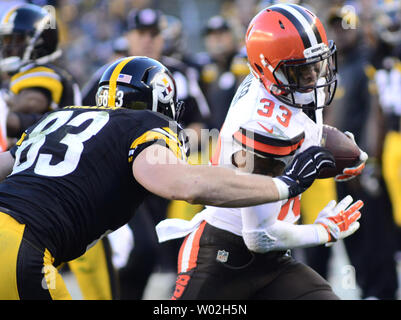 Pittsburgh Steelers tight end Heath Miller (83) runs off of Heinz