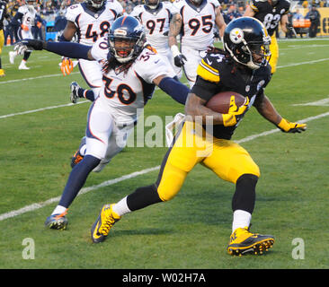 Denver Broncos strong safety David Bruton hits Green Bay Packers