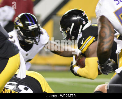 Baltimore Ravens Tony Jefferson (right) and Jacksonville Jaguars' Aaron  Colvin swap shirts after the NFL International Series match at Wembley  Stadium, London Stock Photo - Alamy