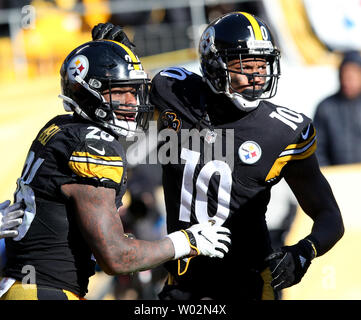 Pittsburgh Steelers' Martavis Bryant (10) muffs a kickoff, but recovered  the ball during an NFL football game against the Baltimore Ravens, Sunday,  Dec. 10, 2017, in Pittsburgh. (AP Photo/Keith Srakocic Stock Photo - Alamy