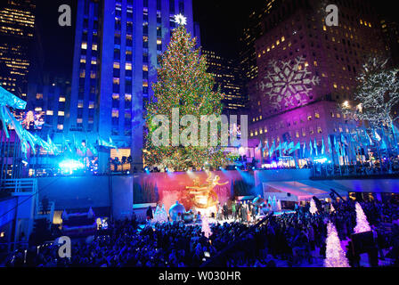 2022 Rockefeller Center Christmas Tree Lighting November 28 Crowds Gather Around The Rockefeller Center Christmas Tree As It Is Lit Up  During The 80Th