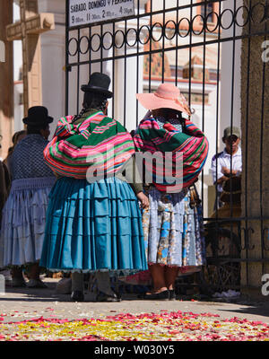 Cholitas at the Basílica de Nuestra Señora church in Copacabana, Bolivia Stock Photo