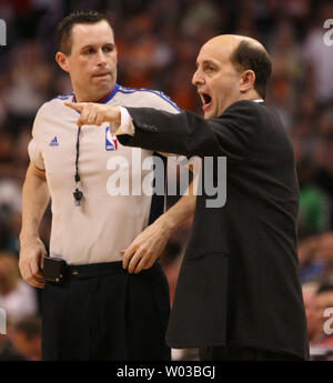 Houston Rockets head coach Jeff Van Gundy (right) tries to make a point with referee Matt Boland  during second half action between the Rockets and the Phoenix Suns at US Airways Center in Phoenix, Arizona on March 12, 2007. (UPI Photo/Art Foxall) Stock Photo