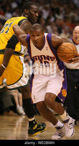 Phoenix Suns guard Leandro Barbosa (10) of Brazil drives past Seattle SuperSonics Johan Petro (27) of France during second half action at US Airway Center in Phoenix , Arizona on April 11, 2007.  The Suns defeated the SuperSonics 109-91. (UPI Photo/Art Foxall) Stock Photo