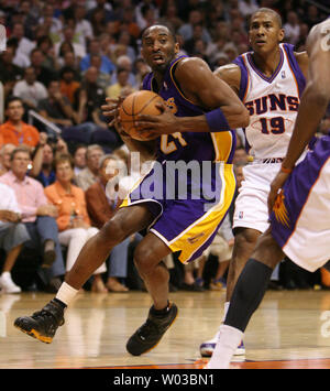 Los Angeles Lakers guard Kobe Bryant (24) drives to the basket past Phoenix Suns Raja Bell (19) during first half action at US Airways Center in Phoenix , Arizona April 13, 2007. (UPI Photo/Art Foxall) Stock Photo