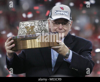 philadelphia eagles nfc championship George Halas Trophy raised up