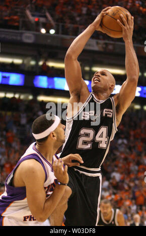 San Antonio Spurs Richard Jefferson (24) takes a shot over Phoenix Suns Jared Dudley during the third quarter of  Game 1 of the second round of the NBA Western Conference Playoffs at the US Airways Center, in Phoenix, AZ, May 3,2010.  The Suns defeated the Spurs 111-102 to take a 1-0 series lead. UPI/Art Foxall Stock Photo