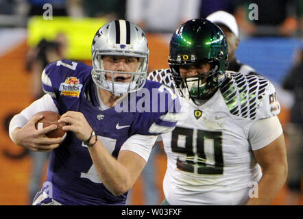 https://l450v.alamy.com/450v/w03fxf/kansas-state-wildcats-quarterback-collin-klein-l-rushes-for-a-first-down-against-the-oregon-ducks-in-the-third-quarter-of-the-42nd-fiesta-bowl-at-university-of-phoenix-stadium-in-glendale-arizona-january-3-2013-the-wildcats-were-defeated-by-the-ducks-35-17-upiart-foxall-w03fxf.jpg