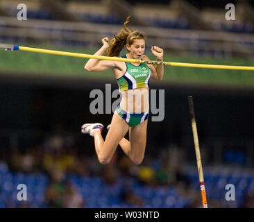 Brazil's Fabiana Murer sets a new Pan Am Games record, winning gold with this jump of 4.60m in women's pole vault final during the 2007 Pan Am Games in Rio de Janeiro, Brazil on July 23, 2007.  (UPI Photo/Heinz Ruckemann) Stock Photo