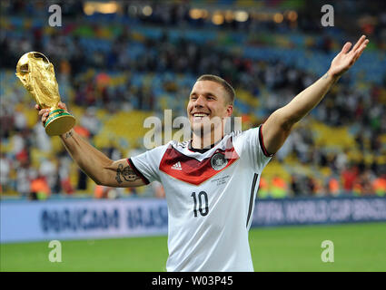 Lukas Podolski DER-POKAL 決勝用特別サッカーシューズ Lukas Podolski Shows Off New Adidas Street Fighter Boots