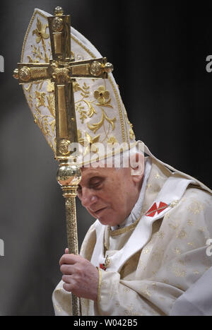 Pope Benedict XVI celebrates the Christmas night holy mass in St. Peter ...