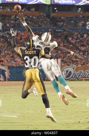 Miami Dolphins Wide Receiver Marty Booker (86) misses a high overthrown pass from Miami Quarterback A.J. Feeley  during 3rd quarter action September 26, 2004 at Pro Player Stadium in Miami, Fl. The Pittsburgh Steelers beat the Miami Dolphins 13-3. The football game start time was moved from 1PM to 8:30 PM because of Hurricane Jeanne. (UPI Photo/Robert Stolpe) Stock Photo