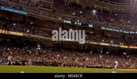 Fans camer flashes dot the seats as San Francisco Giants batter Barry Bonds faces San Diego Padres pitcher Greg Maddux in the fifth inning at Petco Park in San Diego on August 3, 2007.  San Diego held Barry Bonds hitless and defeated the Giants 4-3 in ten innings.   (UPI Photo/Gary C. Caskey) Stock Photo