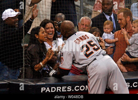 Barry Bonds introduces his daughter Asia to USA team member Ken