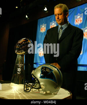 John Elway of the Denver Broncos holds up the Vince Lombardi Trophy after  winning Super Bowl XXXII on 1/25/98 in San Diego, CA Broncos 31, Packers 24  Stock Photo - Alamy