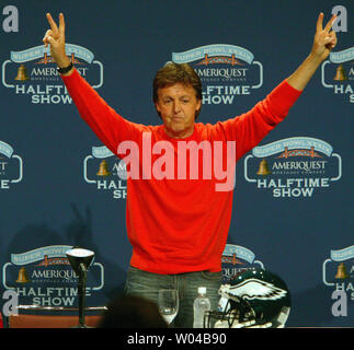 Singer Paul McCartney gestures to crowd at the Super Bowl XXXIX halftime show press conference in Jacksonville, Fla., on Feb. 3, 2005. Super Bowl XXXIX will feature the Philadelphia Eagles and New England Patriots on Feb. 6.   (UPI Photo/Terry Schmitt) Stock Photo