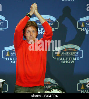 Singer Paul McCartney gestures to crowd at the Super Bowl XXXIX halftime show press conference in Jacksonville, Fla., on Feb. 3, 2005. Super Bowl XXXIX will feature the Philadelphia Eagles and New England Patriots on Feb. 6.   (UPI Photo/Terry Schmitt) Stock Photo