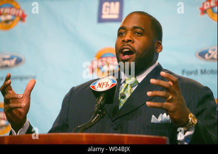 Detroit Mayor Kwame M. Kilpatrick welcomes fans, athletes, and members of the media and to the city of Detroit and the State of Michigan for Super Bowl XL in Detroit on January 30, 2006.  (UPI Photo/Terry Schmitt) Stock Photo