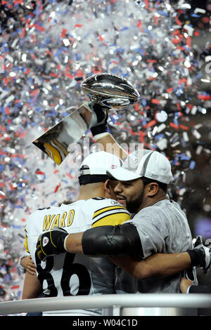 Pittsburgh Steelers running back Jerome Bettis, right, raises the Lombardi  Trophy as he hugs MVP receiver Hines Ward after the Pittsburgh Steelers  defeated the Seattle Seahawks 21 to 10 in Super Bowl XL at Ford Field in  Detroit, Mi., on February 5, 200