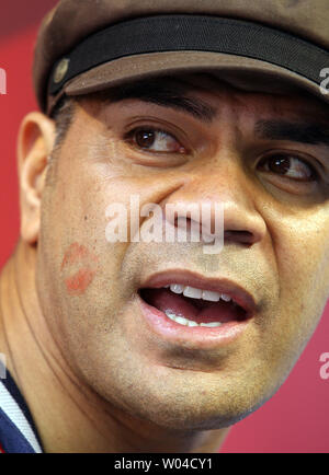 Cleveland, Ohio, USA. 20th Nov, 2005. Miami Dolphins defender Junior Seau  on the sidelines during the Dolphins 22-0 loss to the Cleveland Browns at  Cleveland Browns Stadium on Nov. 20, 2005 in