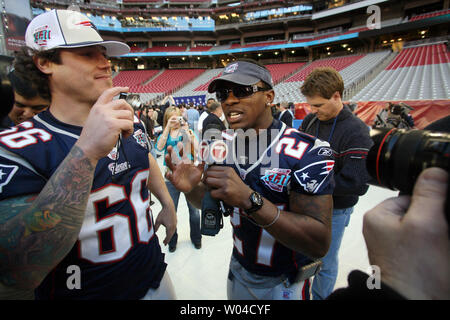 New York Giants long snapper Casey Kreiter (58) fist bumps a fan before an  NFL football game against the Chicago Bears Sunday, Oct. 2, 2022, in East  Rutherford, N.J. (AP Photo/Adam Hunger