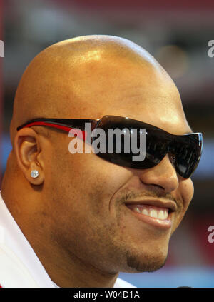 New York Giants linebacker Antonio Pierce speaks to the media during Media Day at the University of Phoenix Stadium in Glendale, Arizona, on January 29, 2007. Super Bowl XLII will feature the New York Giants vs. the New England Patriots on February 3.   (UPI Photo/Terry Schmitt) Stock Photo