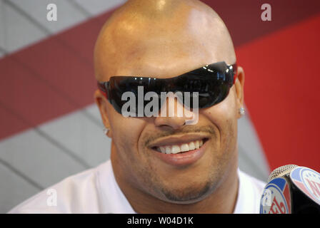 New York Giants linebacker Antonio Pierce speaks to the media during Media Day at the University of Phoenix Stadium in Glendale, Arizona, on January 29, 2007. Super Bowl XLII will feature the New York Giants vs. the New England Patriots on February 3.   (UPI Photo/Alexis C. Glenn) Stock Photo