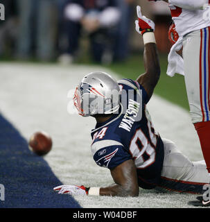 New England Patriots tight end Benjamin Watson points to New York Giants linebacker Antonio Pierce after Pierce interfered with Watson's attempted pass reception in the first quarter of Super Bowl XLII in Glendale, Arizona, on February 3, 2008. The 16-yard penalty led to a Patriots touchdown in the second quarter.   (UPI Photo/Gary C. Caskey) Stock Photo