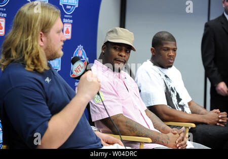 New York Jets center Nick Mangold, Washington Redskins running back Clinton Portis and Houston Texans wide receiver Andre Johnson (L to R) speak to the media about his upcoming Pro Bowl appearance during the week of Super Bowl XLIII in Tampa, Florida on January 28, 2009. The NFL's Super Bowl XLIII featuring the Pittsburgh Steelers vs. the Arizona Cardinals at Raymond James Stadium will be played on Sunday, February 1.  (UPI Photo/Roger L. Wollenberg) Stock Photo