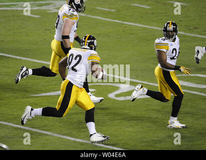 Pittsburgh Steelers line backer James Harrison (92) runs back an  interception 100 yards for a touchdown against the Arizona Cardinals to end  the first half at Super Bowl XLIII at Raymond James