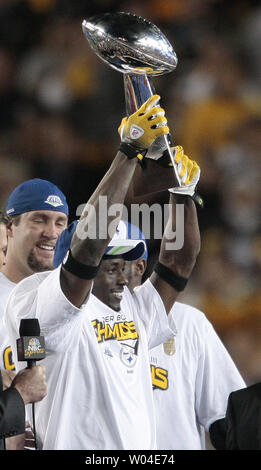 Photo: Pittsburgh Steelers Head Coach Mike Tomlin stands next to the Vince  Lombardi Trophy at a Press Conference in Dallas - NYP20110204139 