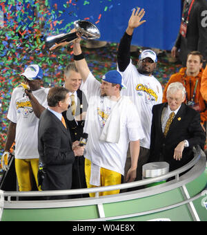 Photo: Pittsburgh Steelers Head Coach Mike Tomlin stands next to the Vince  Lombardi Trophy at a Press Conference in Dallas - NYP20110204139 