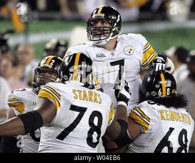 Pittsburgh Steelers quarterback Ben Roethlisberger and his teammates celebrate his game-winning touchdown pass in the fourth quarter against the Arizona Cardinals at Super Bowl XLIII at Raymond James Stadium in Tampa, Florida, on February 1, 2009. The Steelers won 27-23.   (UPI Photo/Mark Wallheiser) Stock Photo