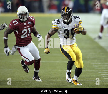 Pittsburgh Steelers running back Willie Parker (39) breaks a 32-yard run  around right end against the Houston Texans in third quarter NFL football  action at Pittsburgh, Sunday, Sept. 7, 2008. (AP Photo/Gene