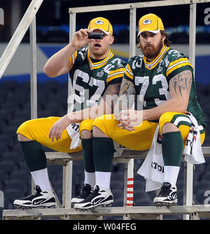 Green Bay Packers kicker Mason Crosby and Daryn Colledge react after a  missed field goal in the second quarter against the New York Jets in week 8  of the NFL season at New Meadowlands Stadium in East Rutherford, New Jersey  on October 31, 2010