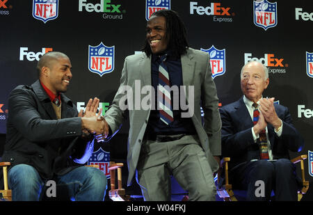 12 August 2011 Ã Washington, D.C. Ã Green Bay Packers Player Charles  Woodson presents an ownership share to President Barack Obama during an  event to honor the Super Bowl XLV champions at