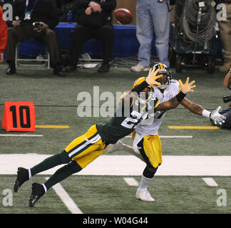 Green Bay Packers linebacker A.J. Hawk (L) and cornerback Charles