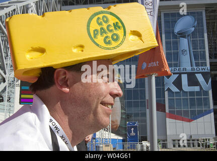 Philly fan mocks Packers' cheesehead with ingenious hat