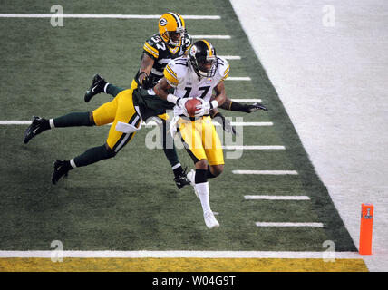 Pittsburgh Steelers wide receiver Mike Wallace scores a fourth quarter touchdown against the Green Bay Packers during Super Bowl XLV at Cowboys Stadium in Arlington, Texas on February 6, 2011.    UPI/Pat Benic Stock Photo